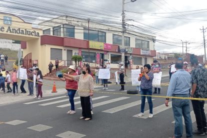 Equipados. Con pancartas salieron los vecinos a protestar en media vía para exigir un semáforo o rompevelocidades.