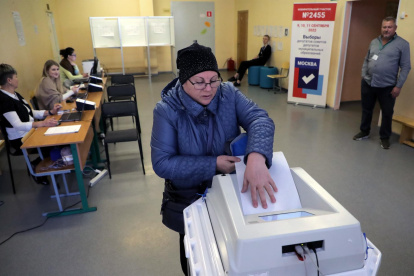 Una mujer vota este domingo en Moscú en las elecciones municipales y regionales rusas.