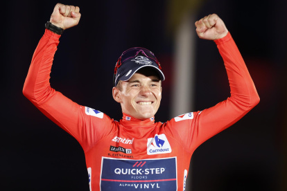 El belga Remco Evenepoel, ganador de la Vuelta, en el podio tras la etapa final de la 77 edición de la Vuelta Ciclista a España, este domingo en Madrid.