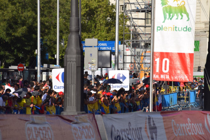 Ecuatorianos no se quisieron perder la proclamación de Richard Carapaz como rey de la Montaña.