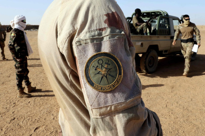 Soldados franceses forman a militares malienses.