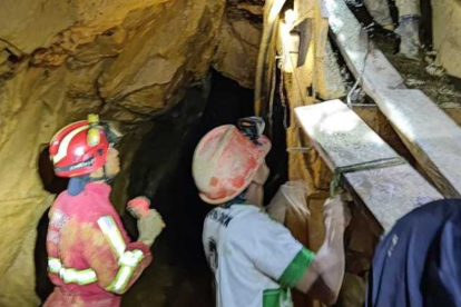 Momento en que los bomberos y mineros cumplen con las labores de rescate.