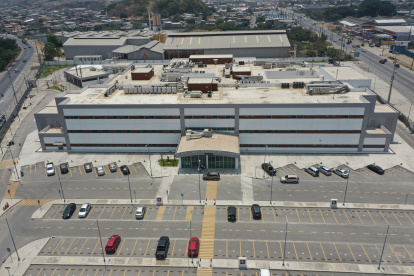 El enorme hospital Enrique Ortega Moreira de Durán no está operativo, pese a estar terminado prácticamente desde el año pasado.