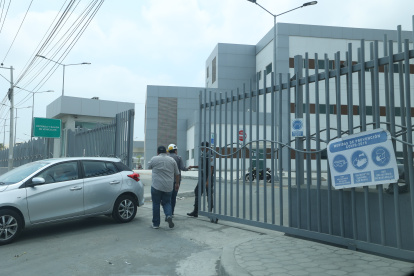 En el sitio se observa que varias personas salen e ingresan constantemente, pero no se conoce qué se realiza en el interior. Nadie dice nada a los usuarios que van a dichas instalaciones.