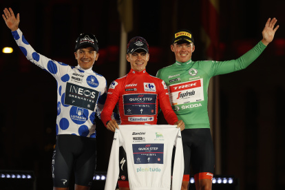 Evenepoel (c), ganador de la Vuelta y mejor Joven; Pedersen (d), ganador de la Regularidad, y Carapaz (i), ganador de la Montaña, en el podio tras la etapa final.