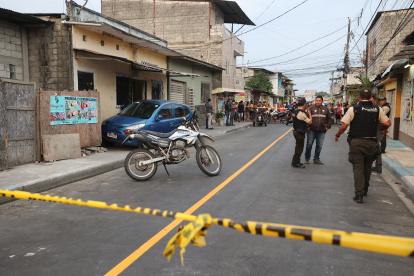 El sitio fue acordonado mientras los policías recababan los indicios correspondientes a este caso.