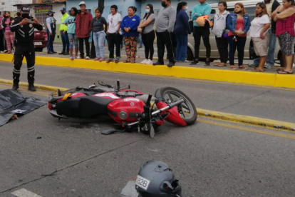 Un motorizado fue impactado por un bus en las calles la 29 y la b. Suburbio de Guayaquil.