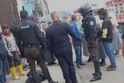 El sospechoso gritaba mientras era sostenido en el piso por varios agentes policiales