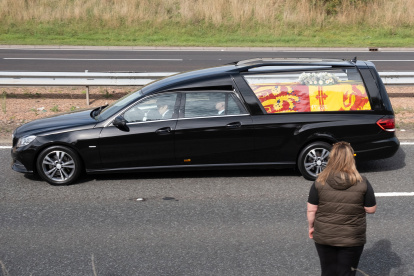 Imagen de 11 de septiembre del coche fúnebre que lleva el ataúd de la reina Isabel II en su camino hacia Edimburgo.