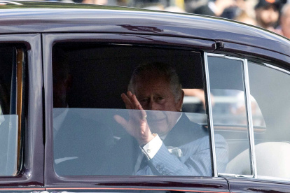 l rey Carlos III llega este domingo al palacio de Buckingham en Londres.