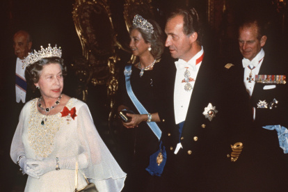 La reina Isabel II de Inglaterra es acompañada por el rey Juan Carlos, junto a la reina Sofía y el duque de Edimburgo, momentos antes de una cena de gala celebrada en el Palacio Real de Madrid en octubre de 1988.