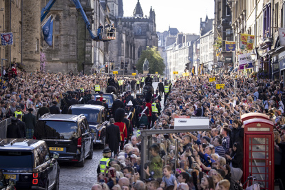 Miles de personas ven pasar la procesión con el ataúd de la difunta reina Isabel II acompañada por miembros de la familia real por las calles de Edimburgo.
