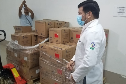 El Dr. Francisco Pérez muestra las cajas de uno de los insumos médicos que se requieren en la sala de diálisis.