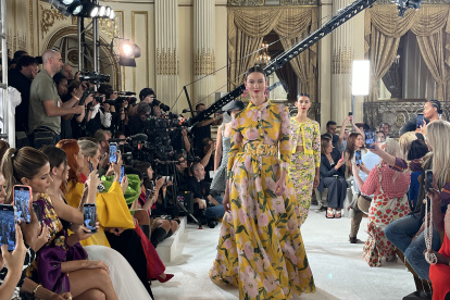 Modelos lucen unas creaciones de la colección primavera-verano de Carolina Herrera, durante un desfile en Nueva York (Estados Unidos).