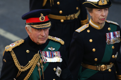 El soberano con su hermana, la princesa Ana.