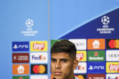 El tricolor Piero Hincapié en rueda de prensa de ayer, previo a su choque de Champions League ante el Atlético de Madrid.