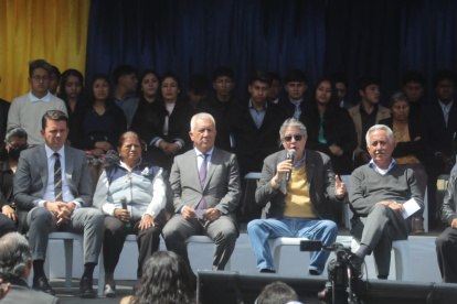 Anuncio. El presidente Guillermo Lasso junto al ministro de Defensa, Luis Lara, en el parque de la Juventud.