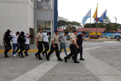 Los cinco detenidos fueron trasladados hasta las instalaciones del cuartel Modelo, en el norte de Guayaquil