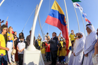 El 30 de marzo pasado ya se realizó la izada de las 32 banderas de los participantes al Mundial. Ahora se presentó las estampillas