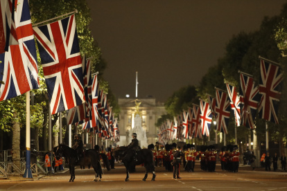 Ensayo nocturno del cortejo fúnebre para el traslado del féretro de Isabel II por las calles de Londres.