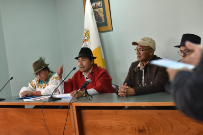 Dirigente indígenas en rueda de prensa este martes en la Conferencia Episcopal Ecuatoriana en Quito.
