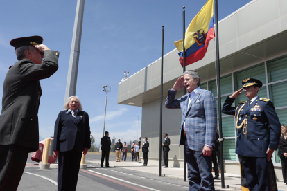 Guillermo Lasso en el protocolo para salir del país en el Aeropuerto Internacional Mariscal Sucre.