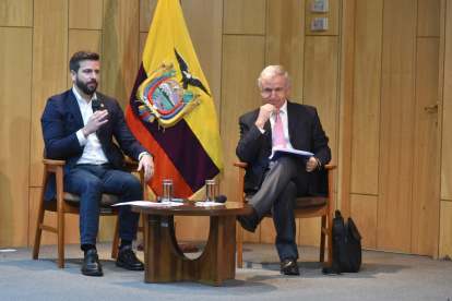El ministro de Economía y Finanzas, Pablo Arosemena, y el exministro de Hacienda de Chile, Pablo Larraín.