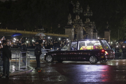 El coche fúnebre que transporta el ataúd de la Reina Isabel II se dirige al Palacio de Buckingham en Londres este 13 de septiembre.