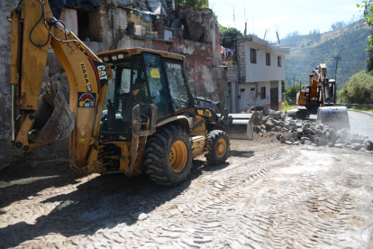 Remoción. Con una pala mecánica retiran el material viejo de la calzada.