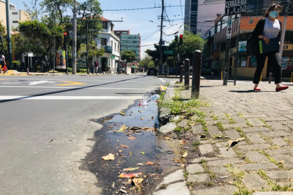 Incesante. En el filo de vereda persiste la formación de una gran cocha.
