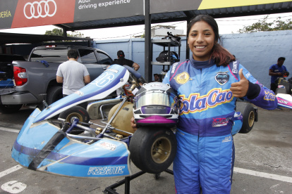 Con apenas 14 años, la piloto está en el mundo motor desde los 8 en que se subió a su primer kart. Hoy tiene ya recorrido sudamericano y local. Anhela la Fórmula 3.