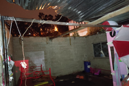 Daño. Una familia fue afectada por fuertes vientos que se llevaron el techo de su vivienda.