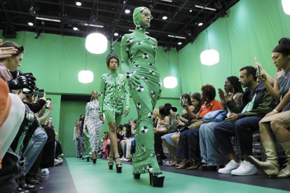 Una modelo presenta una creación de la marca de moda Maisie Wilen durante la Semana de la Moda de Nueva York, este 13 de septiembre de 2022.