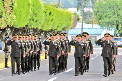 El comandante general de la Policía, Fausto Salinas, agradeció a los coroneles salientes.