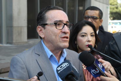 El legislador Fernando Cedeño (i) acudió a la Fiscalía con la asambleísta Pamela Aguirre (d) a la Fiscalía.