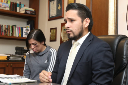 Mujer agredida por hombre desconocido junto a su abogado.