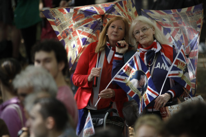 Dos mujeres aguardan el paso del cortejo fúnebre por Isabel II este miércoles.