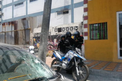 La mujer se lanzó desde la terraza del hotel y aterrizó sobre un vehículo.
