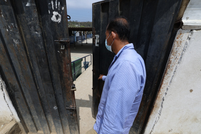 Unos padres piden la suspensión de las clases presenciales; otros no quieren la virtualidad.