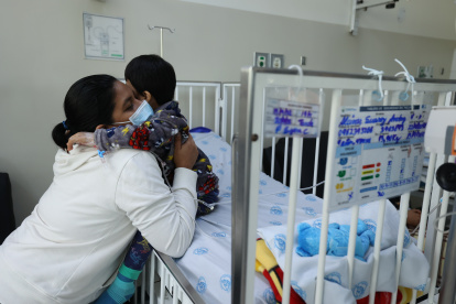 Las madres de familia tratan de animar a sus hijos luego de la operación. Las intervenciones se realizan en el hospital Roberto Gilbert.