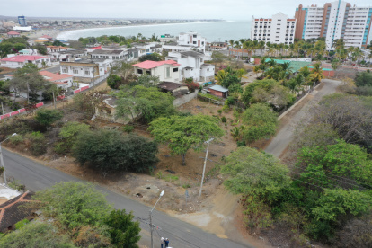 La Victoria. Esta ciudadela tiene años. Es una de las primeras de Playas y está en total abandono. No hay rastro de aceras, allí caminan incluso entre polvo.