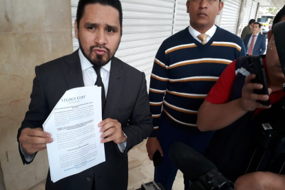 El abogado Álvaro Jacho muestra la denuncia que presentó en la Fiscalía por lo ocurrido a Nicol.