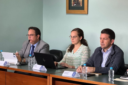 El ministro Vera (i) participó de la rueda de prensa de los resultados de las mesas de diálogo.