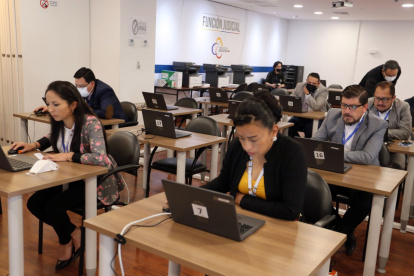 Pruebas. Postulantes a la unidad especial de jueces anticorrupción durante las pruebas en el Complejo Judicial.