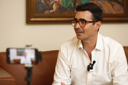 Guschmer es aspirante a la Prefectura del Guayas por el movimiento Renovación Total (RETO). Es comentarista deportivo. Fue electo concejal de Guayaquil en los comicios del 2019.