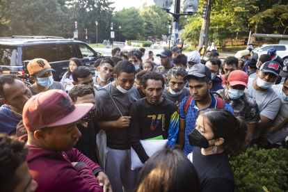 Dos autobuses llenos de migrantes de América Central y del Sur llegan a las afueras de la residencia de la vicepresidenta Kamala Harris en el Observatorio Naval temprano en la mañana en Washington, DC, EE.UU. EFE/EPA/JIM LO SCALZO