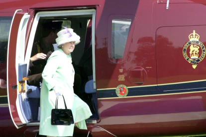 La difunta reina Isabel II baja de un helicóptero en uno de sus viajes en julio de 2002. EFE/EPA/WPA ROTA/STEFAN ROUSSEAU