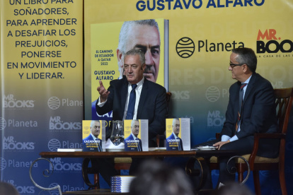 Alfaro en la presentación de su libro.