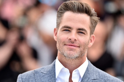 Actor Chris Pine luce sus canas al natural
