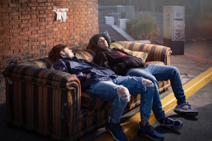 "Venimos desde hace tiempo siendo los de ahora, usted no tiene idea de cuánto frío pasamos", dice una estrofa del tema.